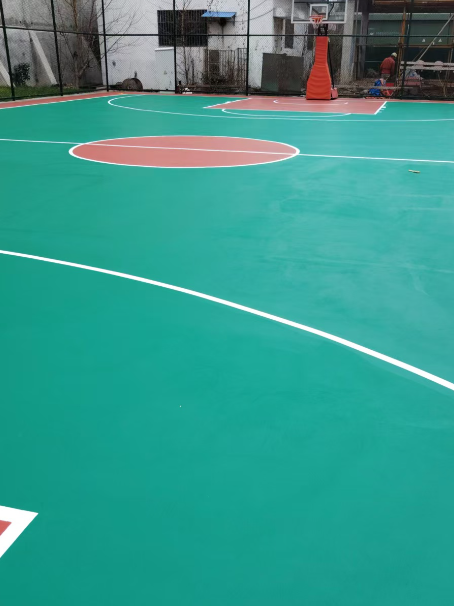 西丰 球场长期使用易出现地面开裂